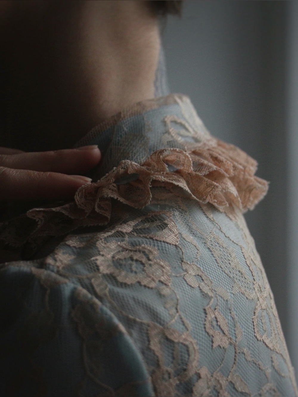 1960's Odette Barsa Blue & Blush Lace Bed Jacket - Picture 7 of 9
